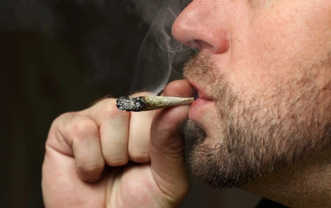 En esta foto se puede observar a una persona fumando cannabis.